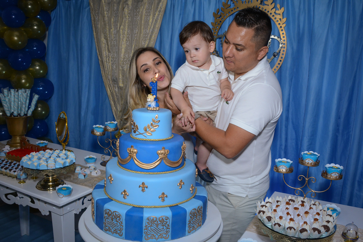 soprando a vela do bolo no Buffet Fábrica da Alegria, Osaco, São Paulo, aniversário de Kenji Sussumo, tema da festa urso realeza