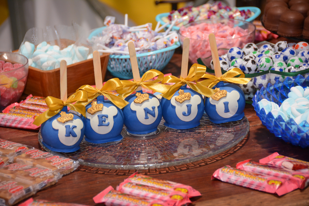 mesa de guloseimas no Buffet Fábrica da Alegria, Osaco, São Paulo, aniversário de Kenji Sussumo, tema da festa urso realeza