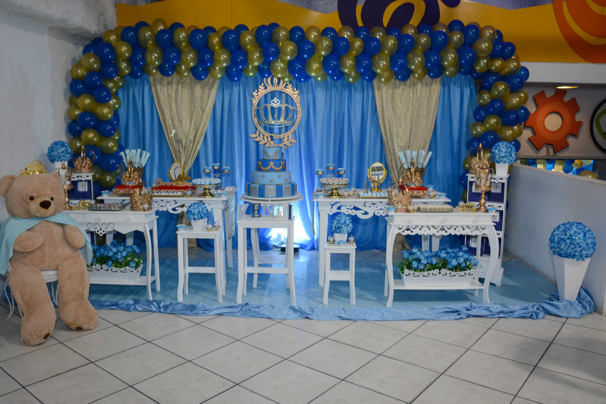 mesa decorada com o tema no Buffet Fábrica da Alegria, Osaco, São Paulo, aniversário de Kenji Sussumo, tema da festa urso realeza