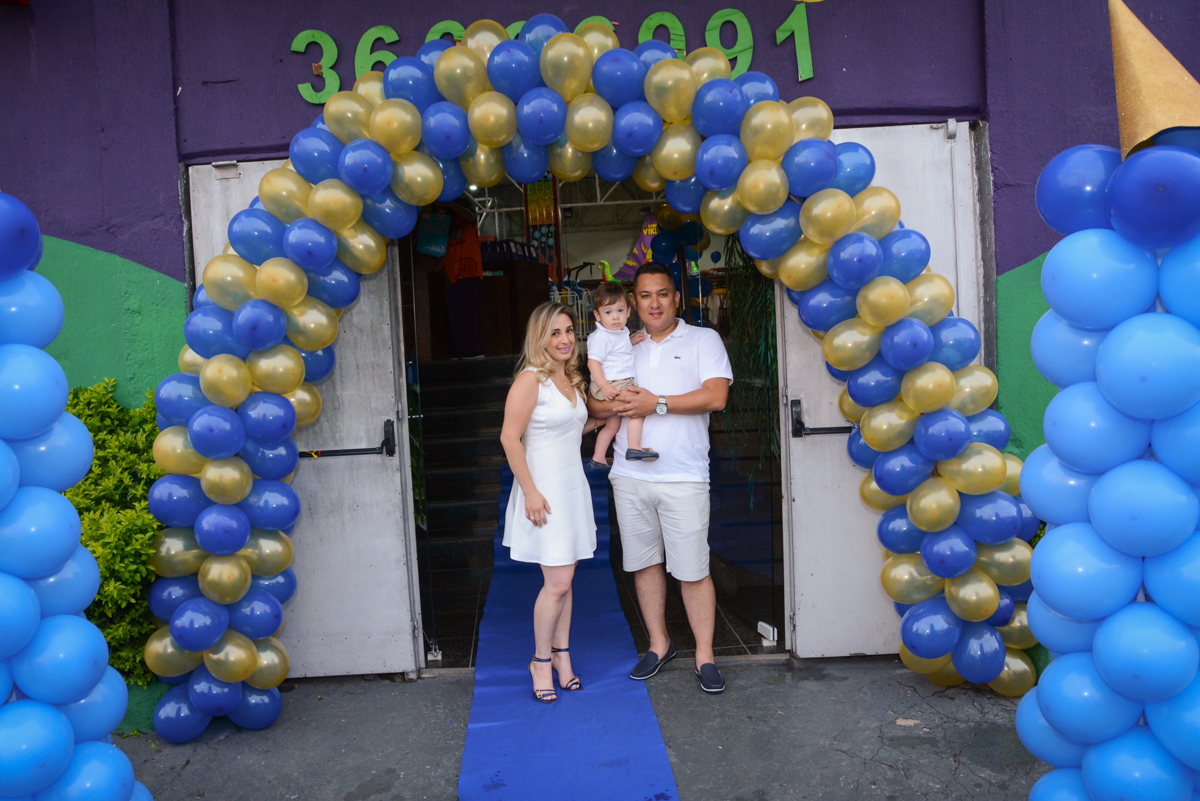 fotografia da família no arco de bexigas no Buffet Fábrica da Alegria, Osaco, São Paulo, aniversário de Kenji Sussumo, tema da festa urso realeza