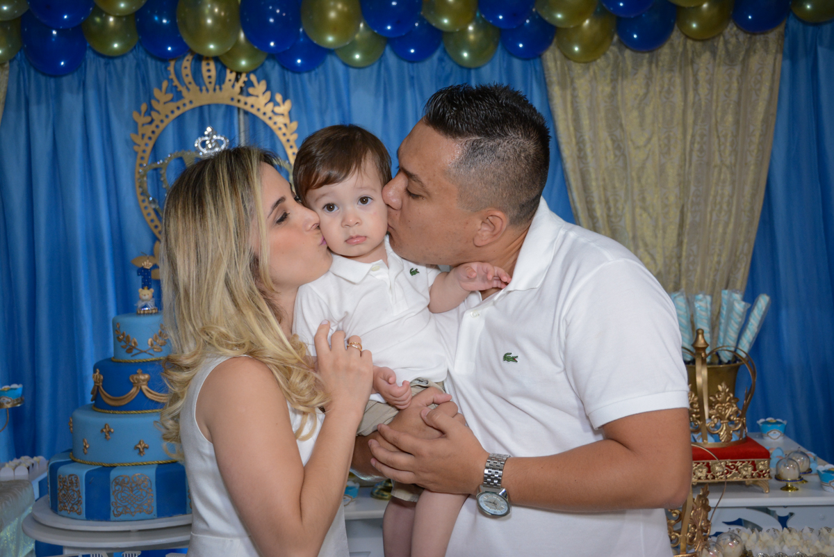 beijo dos pais no Buffet Fábrica da Alegria, Osaco, São Paulo, aniversário de Kenji Sussumo, tema da festa urso realeza