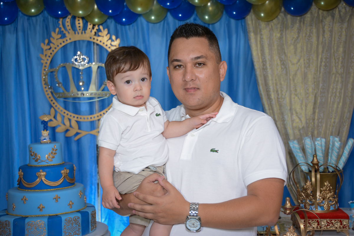 foto pai e filho no Buffet Fábrica da Alegria, Osaco, São Paulo, aniversário de Kenji Sussumo, tema da festa urso realeza
