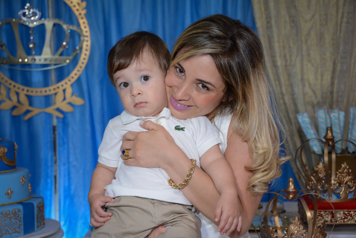 foto mãe e filho no Buffet Fábrica da Alegria, Osaco, São Paulo, aniversário de Kenji Sussumo, tema da festa urso realeza