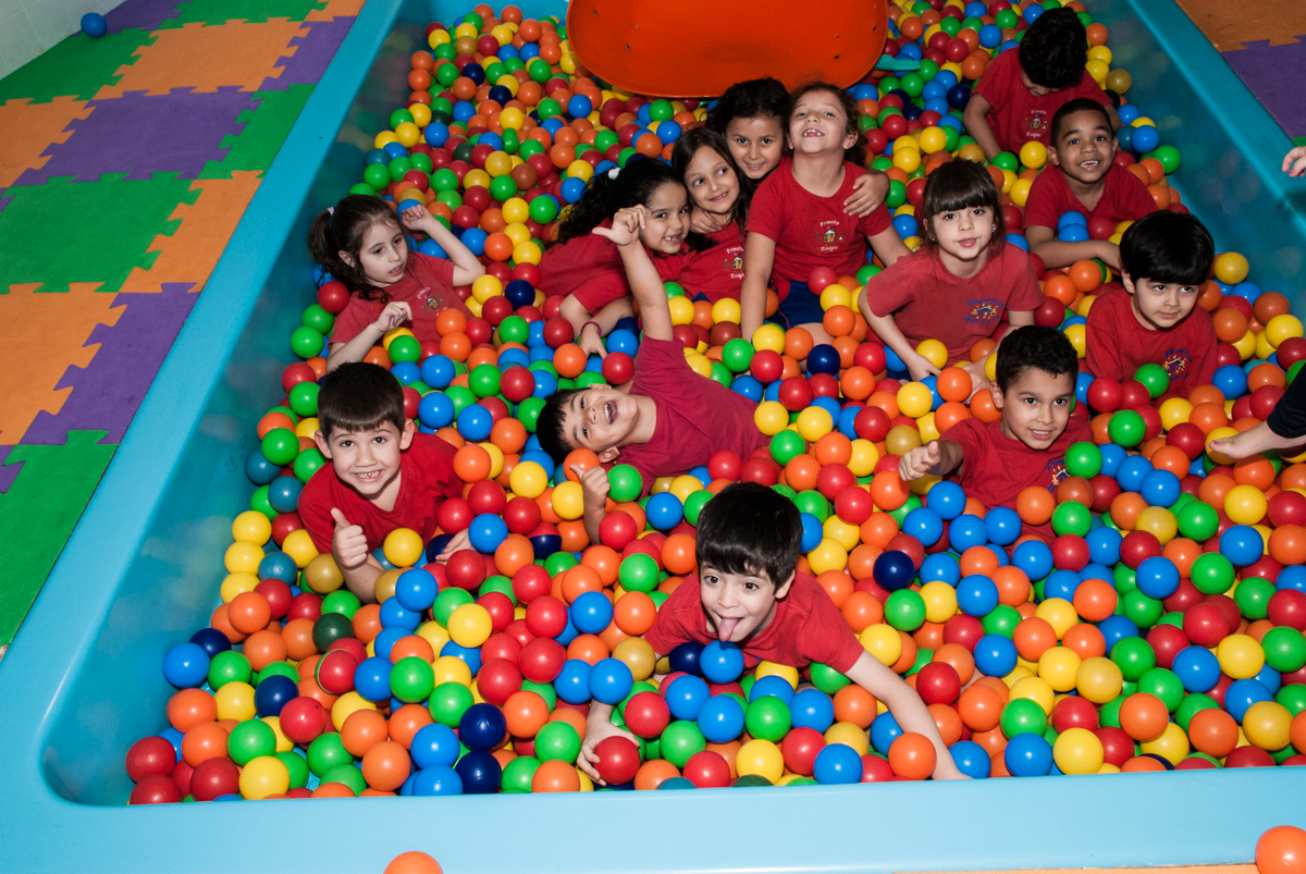Os formando brincam na piscina de bolinhas no Escola Primeiro Estágio, formatura 2017, Tatuapé, São Paulo
