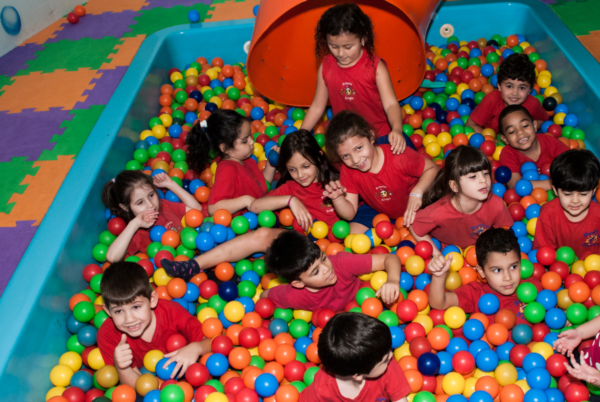 piscina de bolinhas divertida no Escola Primeiro Estágio, formatura 2017, Tatuapé, São Paulo