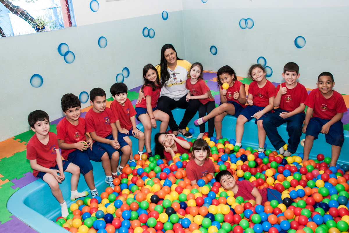 A professora também brinca na piscina de bolinhas no Escola Primeiro Estágio, formatura 2017, Tatuapé, São Paulo