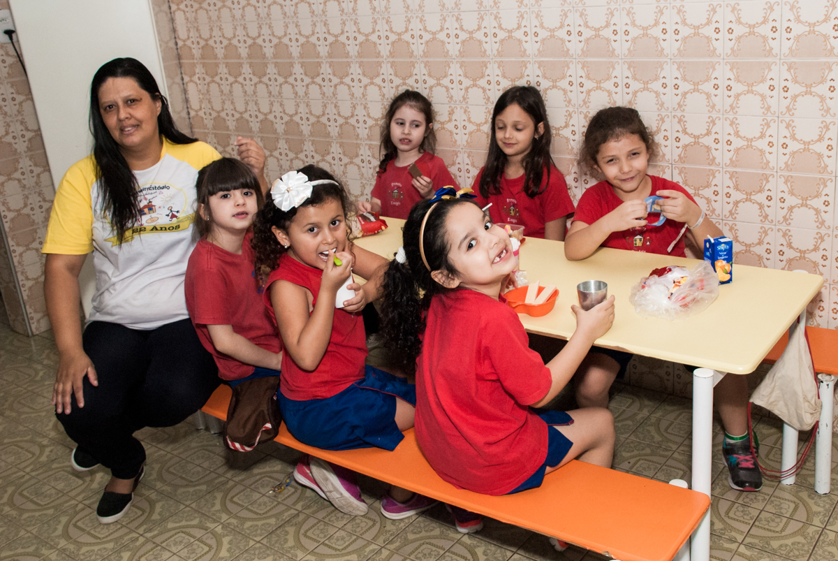 hora do lanche no Escola Primeiro Estágio, formatura 2017, Tatuapé, São Paulo