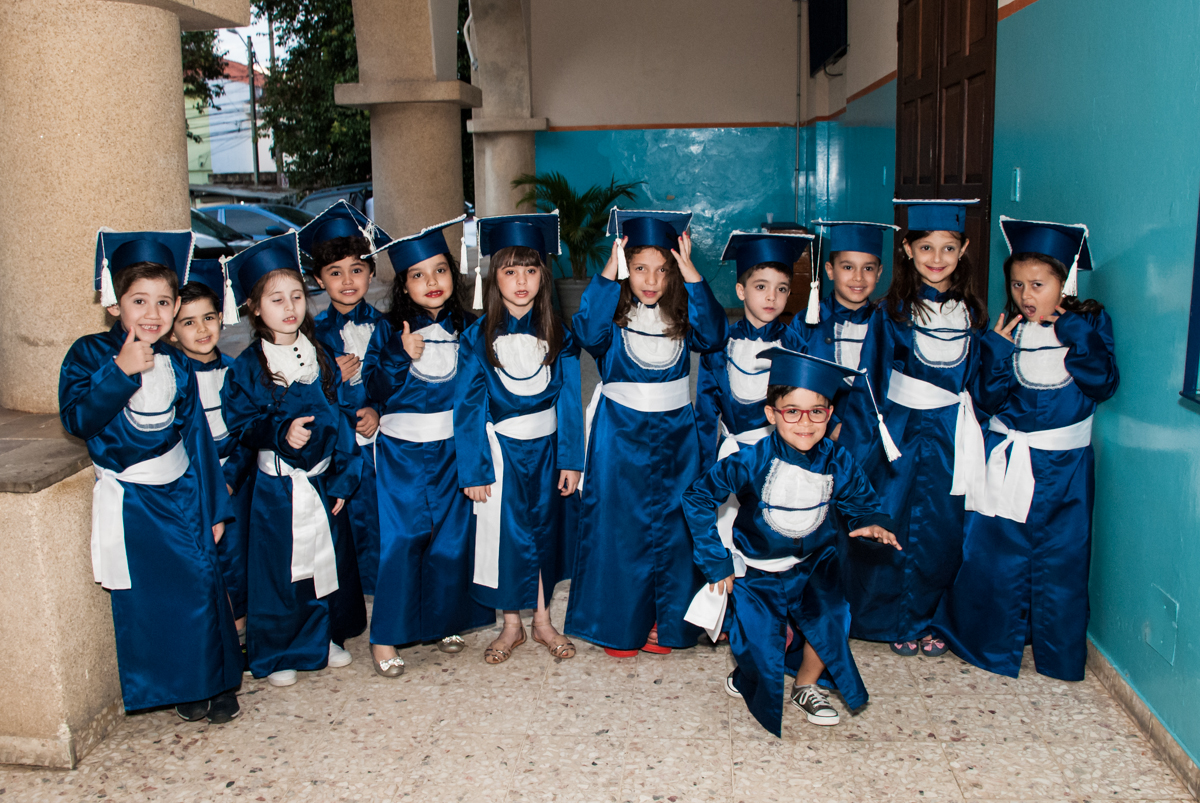 todos vestida a beca no Escola Primeiro Estágio, formatura 2017, Tatuapé, São Paulo