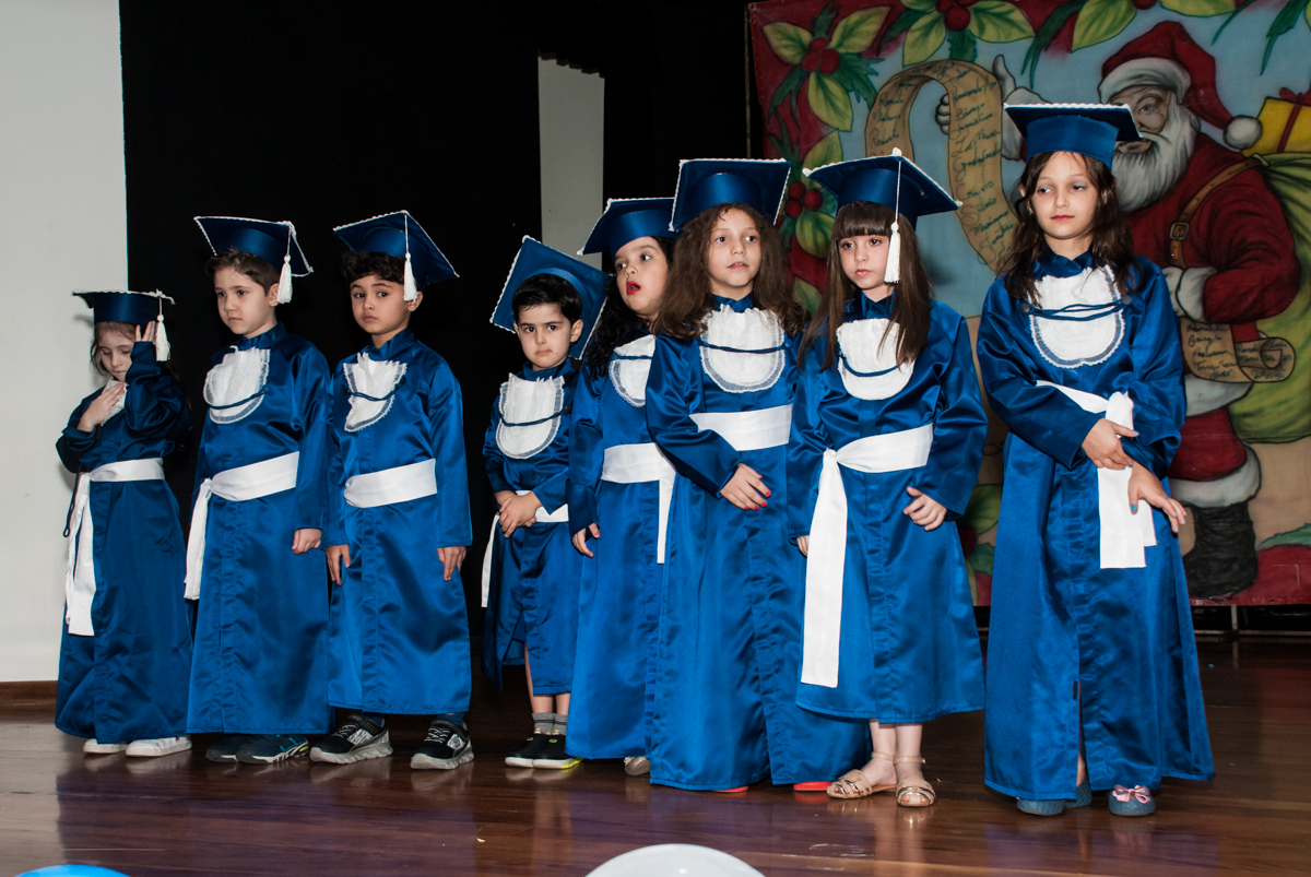 as crianças preparam para hora da cerimônia no Escola Primeiro Estágio, formatura 2017, Tatuapé, São Paulo