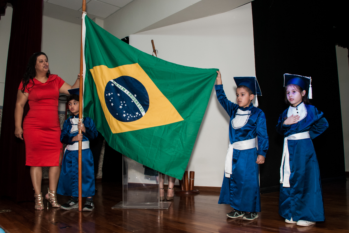 cantano o hino nacional no Escola Primeiro Estágio, formatura 2017, Tatuapé, São Paulo