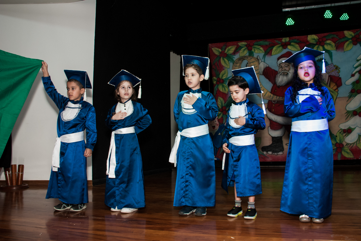 todos fazem o juramento no Escola Primeiro Estágio, formatura 2017, Tatuapé, São Paulo