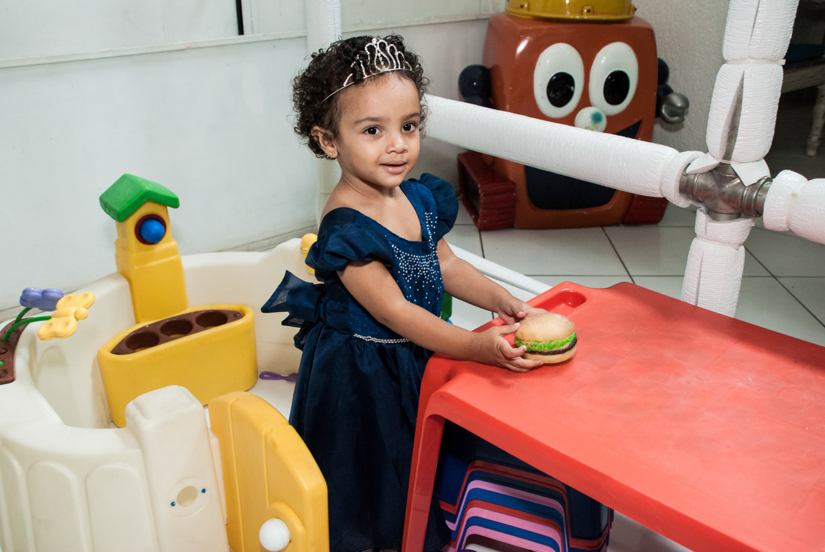 fazendo hamburguer no Buffet Fábrica da Alegria, Morumbi, São Paulo, aniversário de Mariana 2 anos,  tema da festa Branca de Neve