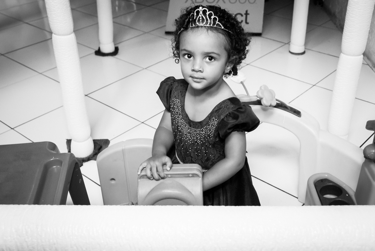 brincando de fazer lanche no Buffet Fábrica da Alegria, Morumbi, São Paulo, aniversário de Mariana 2 anos, tema da festa Branca de Neve