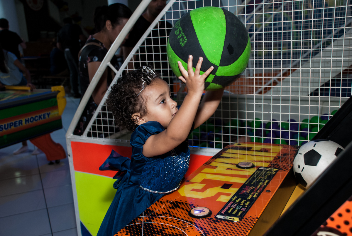 jogo de basquete divertido no Buffet Fábrica da Alegria, Morumbi, São Paulo, aniversário de Mariana 2 anos,  tema da festa Branca de Neve