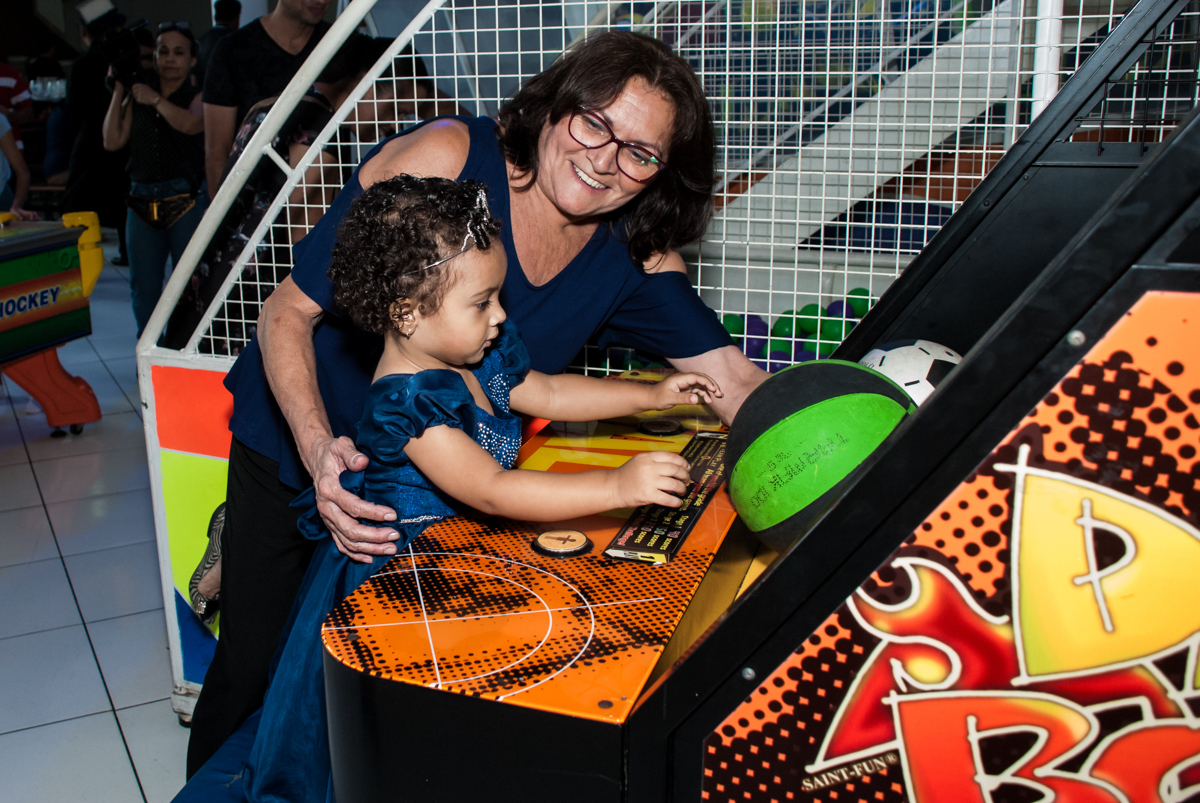 jogando basquete com a vovó no Buffet Fábrica da Alegria, Morumbi, São Paulo, aniversário de Mariana 2 anos, tema da festa Branca de Neve