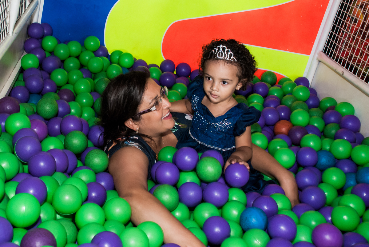 diversão com a mamãe na piscina de bolinha no Buffet Fábrica da Alegria, Morumbi, São Paulo, aniversário de Mariana 2 anos, tema da festa Branca de Neve