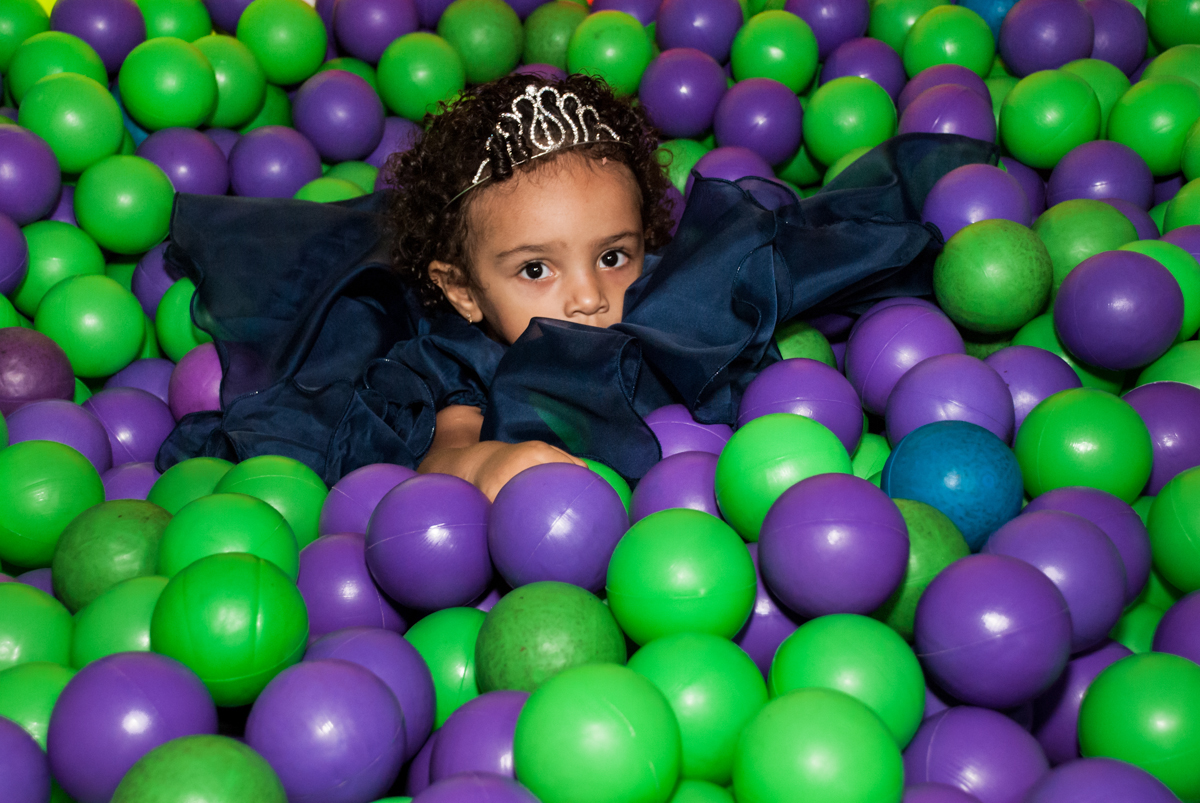 caindo nas bolinhas no Buffet Fábrica da Alegria, Morumbi, São Paulo, aniversário de Mariana 2 anos,  tema da festa Branca de Neve