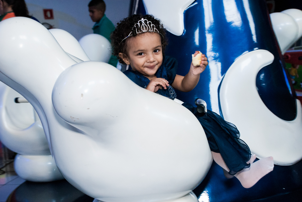 sorrisos no brinquedo carrossel no Buffet Fábrica da Alegria, Morumbi, São Paulo, aniversário de Mariana 2 anos,, tema da festa Branca de Neve