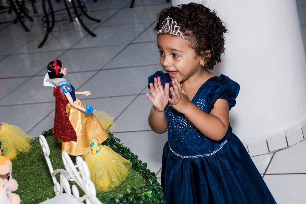 admirando a mesa temática no Buffet Fábrica da Alegria, Morumbi, São Paulo, aniversário de Mariana 2 anos,, tema da festa Branca de Neve