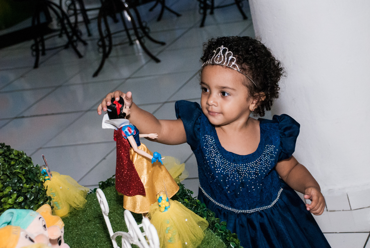brincando com as princesas no Buffet Fábrica da Alegria, Morumbi, São Paulo, aniversário de Mariana 2 anos,, tema da festa Branca de Neve