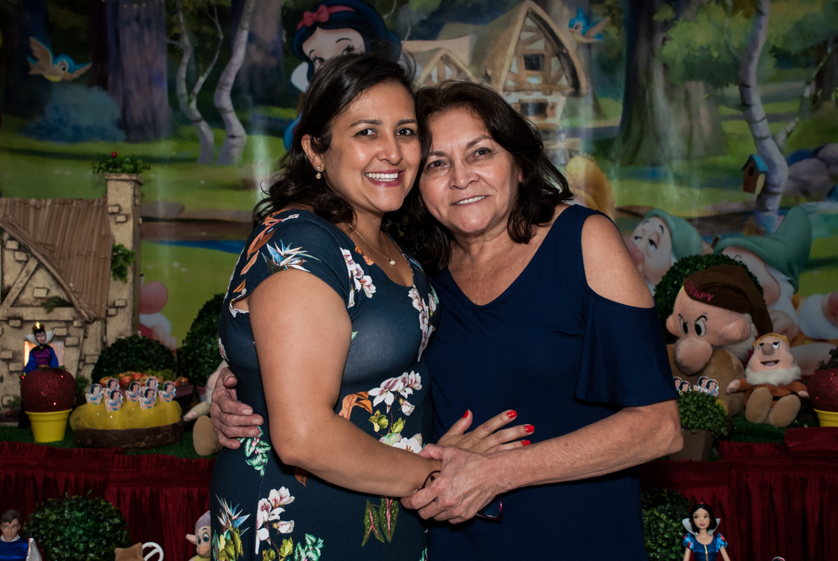 abraço de mãe e filha no Buffet Fábrica da Alegria, Morumbi, São Paulo, aniversário de Mariana 2 anos,, tema da festa Branca de Neve