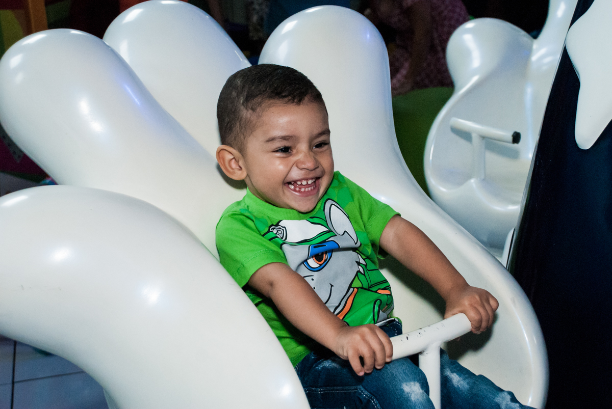 bagunça no carrossel no Buffet Fábrica da Alegria, Morumbi, São Paulo, aniversário de Mariana 2 anos,, tema da festa Branca de Neve