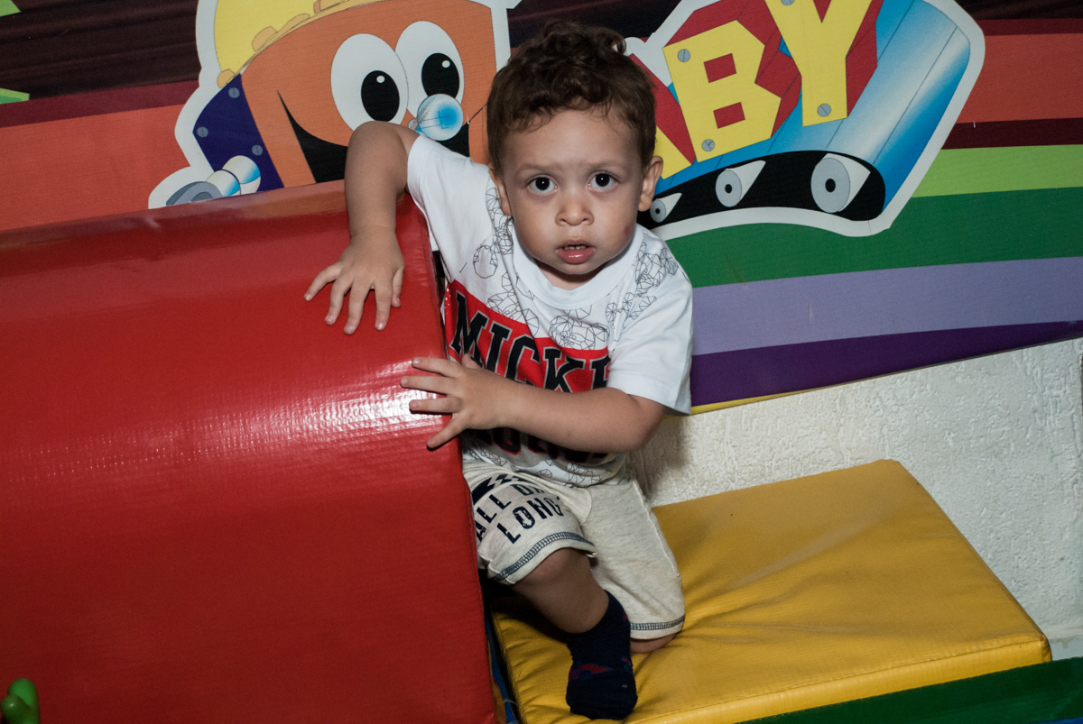 saindo do túnel no Buffet Fábrica da Alegria, Morumbi, São Paulo, aniversário de Mariana 2 anos,, tema da festa Branca de Neve