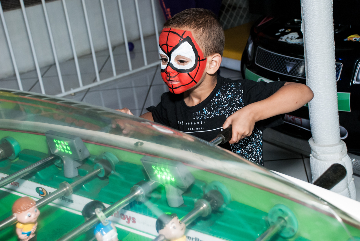 fantasiado de homem aranha no Buffet Fábrica da Alegria, Morumbi, São Paulo, aniversário de Mariana 2 anos,, tema da festa Branca de Neve