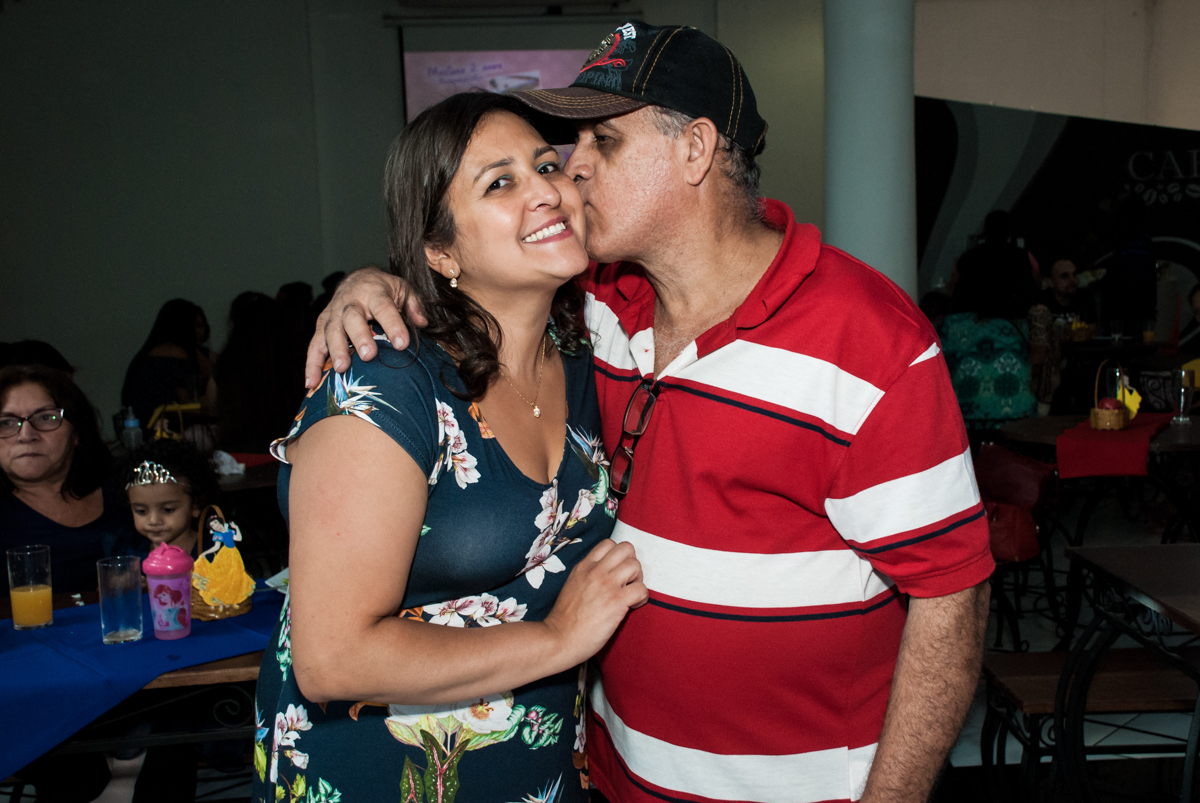 ganhando beijo do pai no Buffet Fábrica da Alegria, Morumbi, São Paulo, aniversário de Mariana 2 anos,, tema da festa Branca de Neve