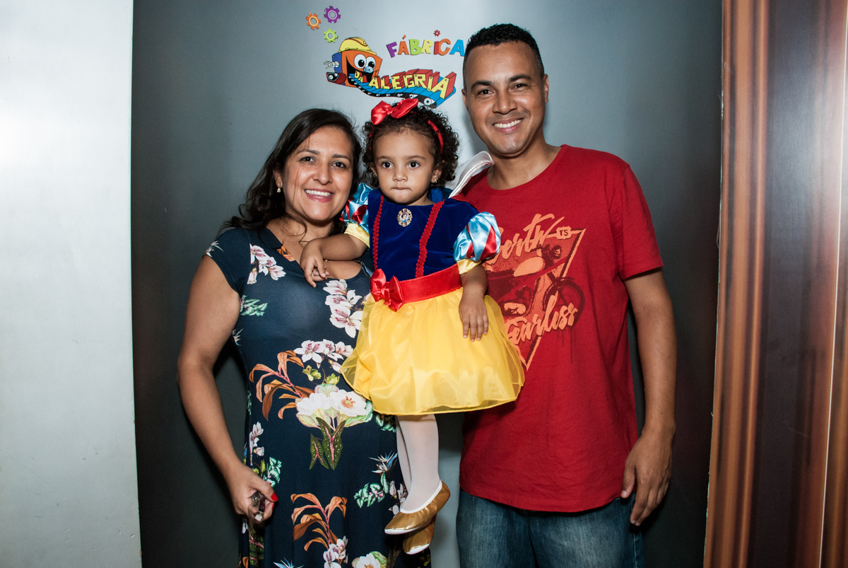saindo da máquina do parabéns no Buffet Fábrica da Alegria, Morumbi, São Paulo, aniversário de Mariana 2 anos,, tema da festa Branca de Neve
