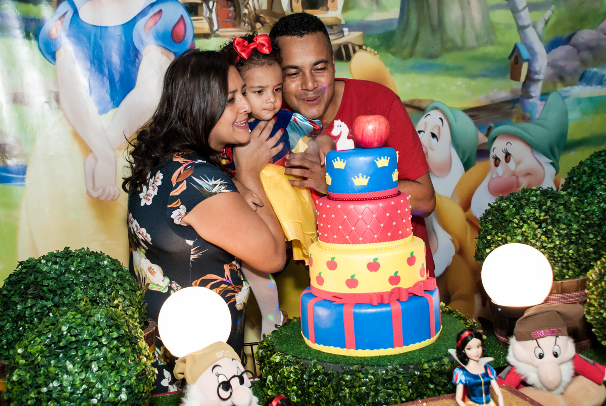 soprando a vela do bolo no Buffet Fábrica da Alegria, Morumbi, São Paulo, aniversário de Mariana 2 anos,, tema da festa Branca de Neve