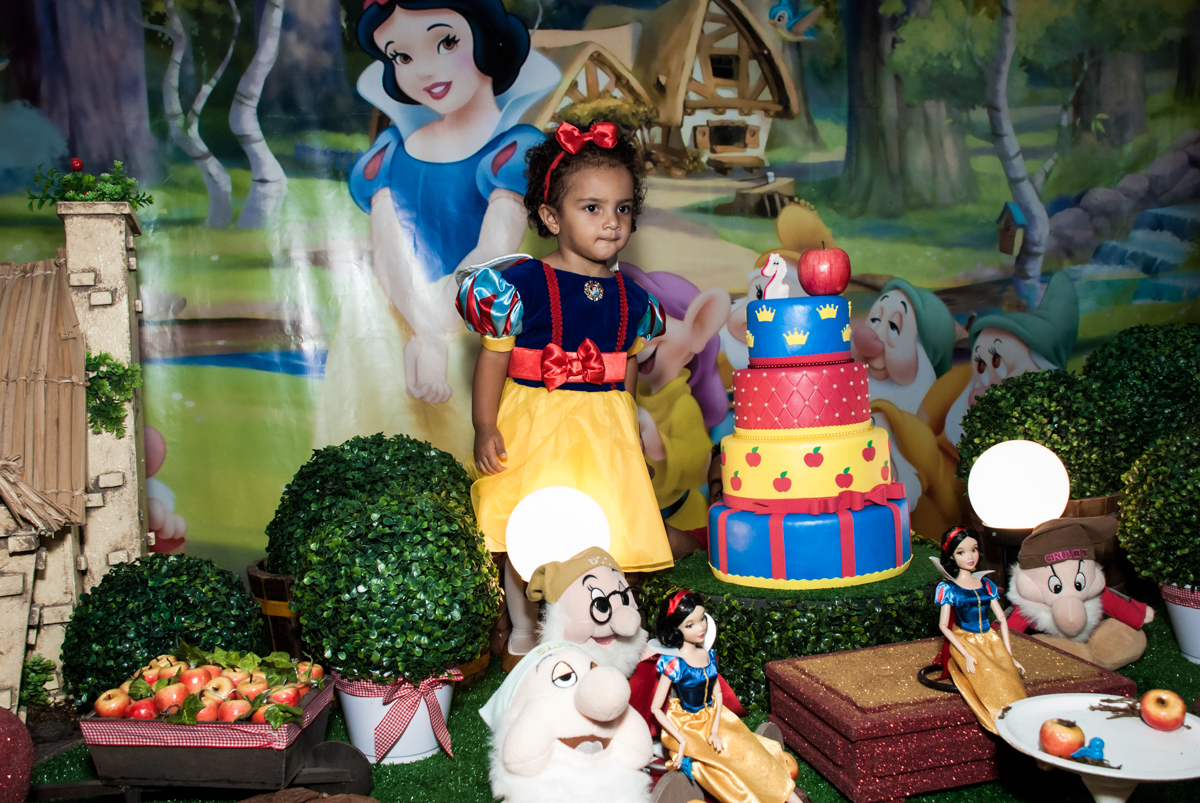 posando para a foto na mesa temática no Buffet Fábrica da Alegria, Morumbi, São Paulo, aniversário de Mariana 2 anos,, tema da festa Branca de Neve