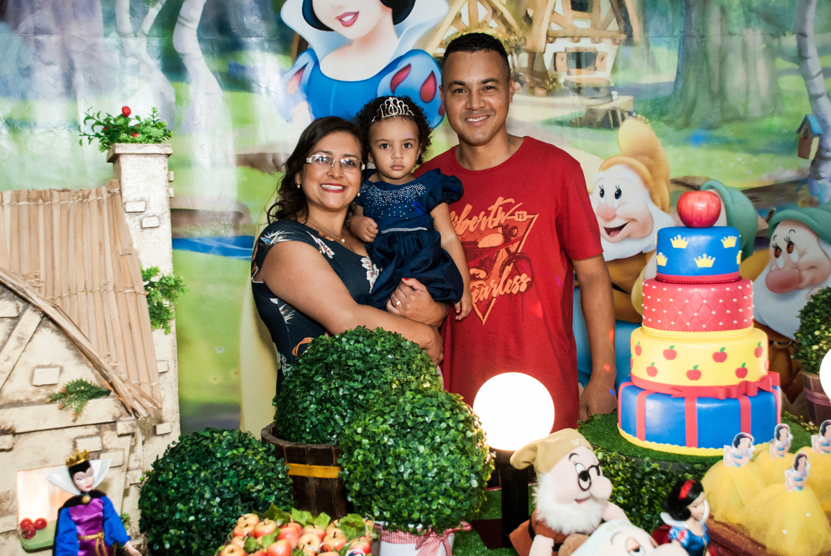 foto da família na mesa temática no Buffet Fábrica da Alegria, Morumbi, São Paulo, aniversário de Mariana 2 anos,  tema da festa Branca de Neve