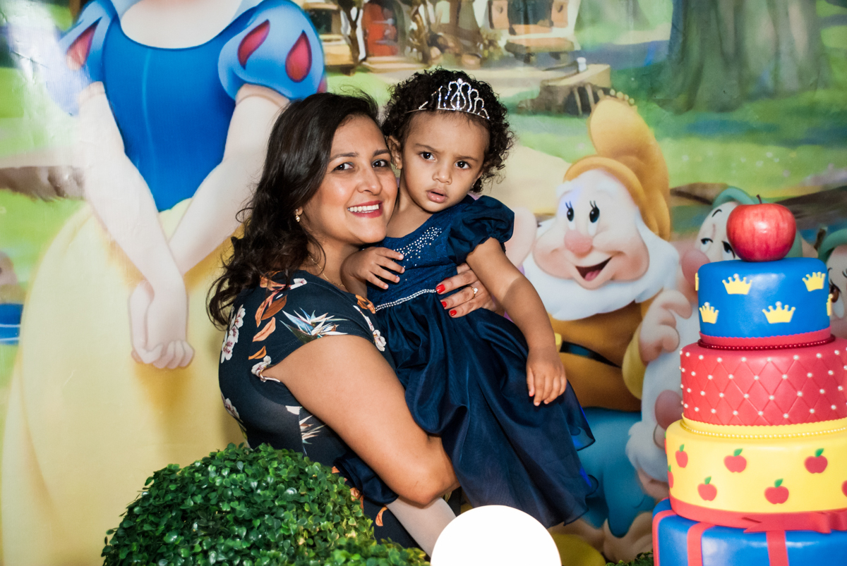 foto mãe e filha no Buffet Fábrica da Alegria, Morumbi, São Paulo, aniversário de Mariana 2 anos, São Paulo, tema da festa Branca de Neve