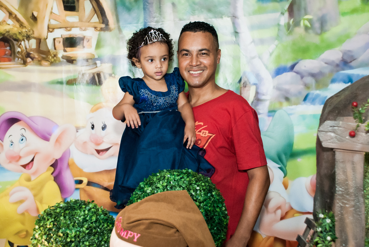 foto pai e filha no Buffet Fábrica da Alegria, Morumbi, São Paulo, aniversário de Mariana 2 anos, , tema da festa Branca de Neve