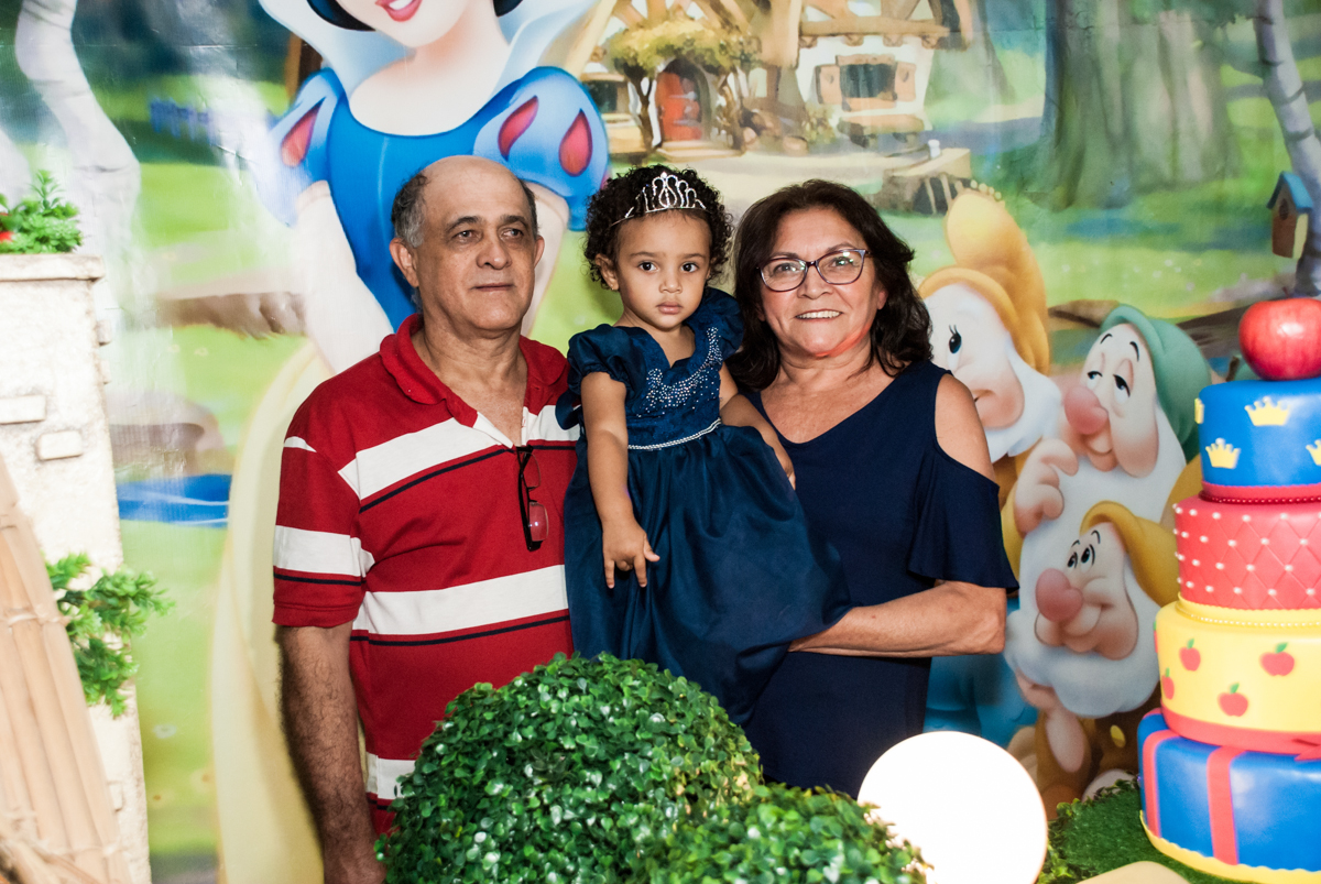 fotografia com os avós no Buffet Fábrica da Alegria, Morumbi, São Paulo, aniversário de Mariana 2 anos, , tema da festa Branca de Neve