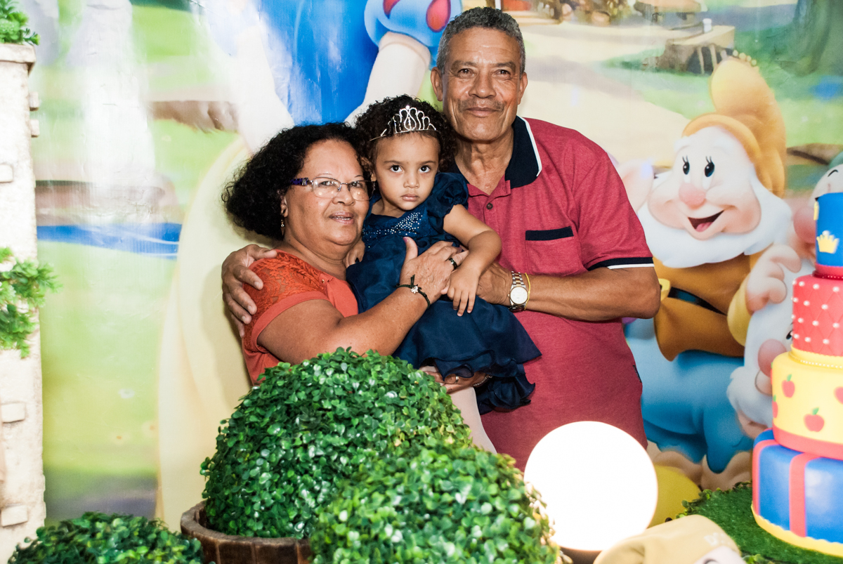 os avós posando para a festa no Buffet Fábrica da Alegria, Morumbi, São Paulo, aniversário de Mariana 2 anos, tema da festa Branca de Neve