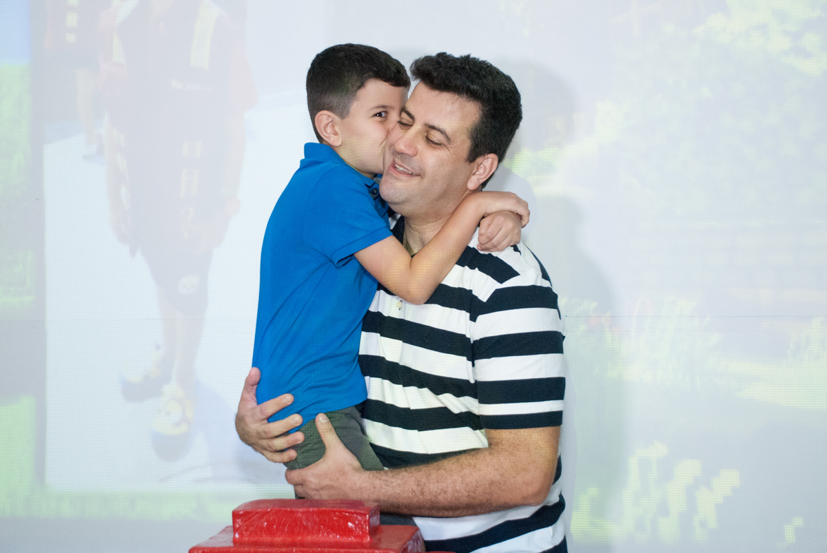 foto pai e filho no Buffet Fábrica da Alegria, Morumbi, São Paulo, aniversario de Pedro Henrique, 7 anos tema da festa mini craft