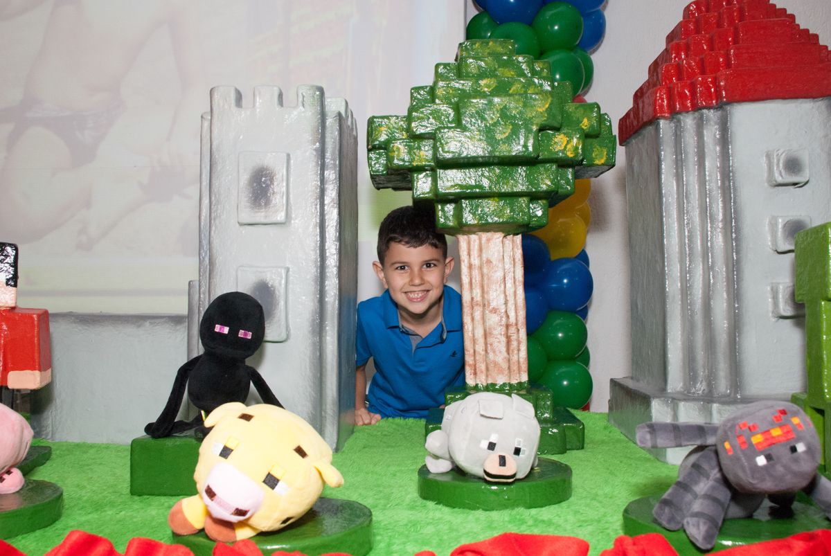 feliz com sua festa no Buffet Fábrica da Alegria, Morumbi, São Paulo, aniversario de Pedro Henrique, 7 anos tema da festa mini craft