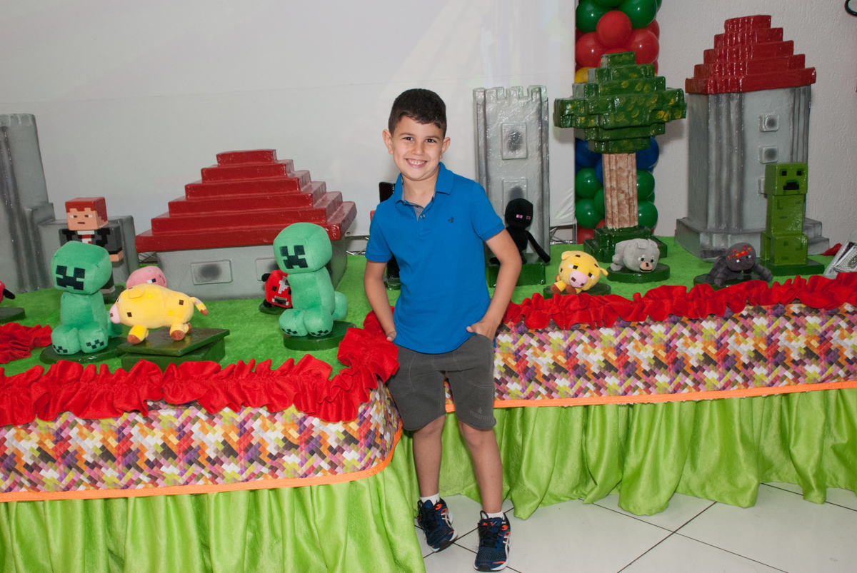 pose de galã no Buffet Fábrica da Alegria, Morumbi, São Paulo, aniversario de Pedro Henrique, 7 anos tema da festa mini craft