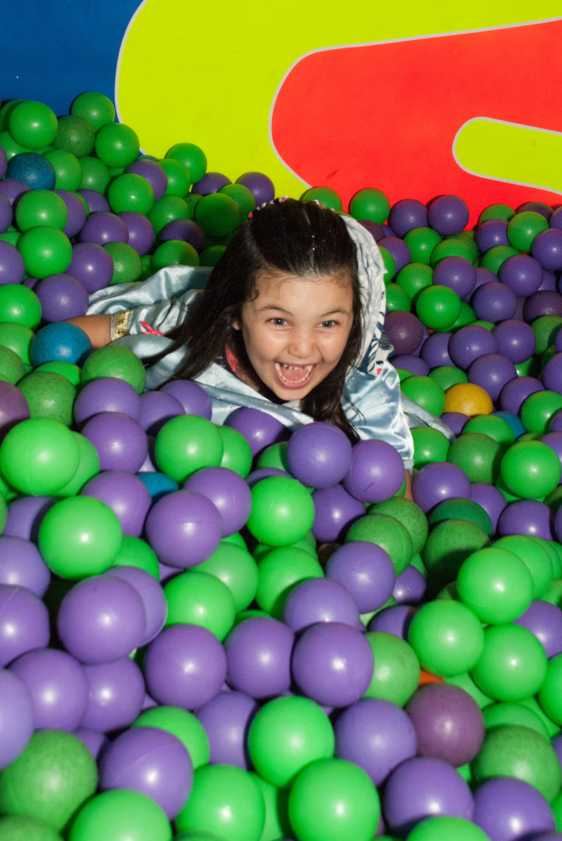 piscina de bolinhas divertida no Buffet Fábrica da Alegria, Morumbi, São Paulo, aniversario de Pedro Henrique, 7 anos tema da festa mini craft