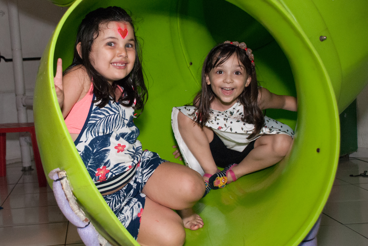 as amigas no escorregador no Buffet Fábrica da Alegria, Morumbi, São Paulo, aniversario de Pedro Henrique, 7 anos tema da festa mini craft