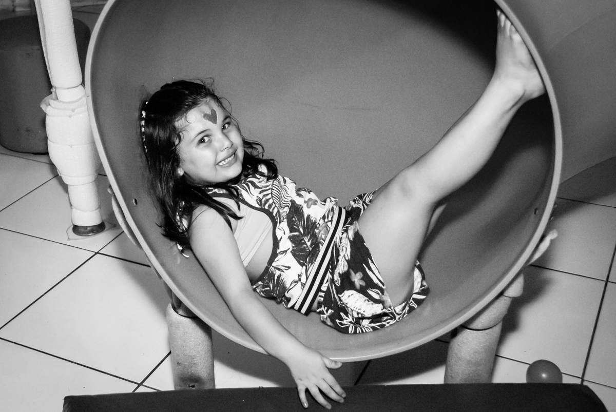 pose para a foto no escorregador no Buffet Fábrica da Alegria, Morumbi, São Paulo, aniversario de Pedro Henrique, 7 anos tema da festa mini craft