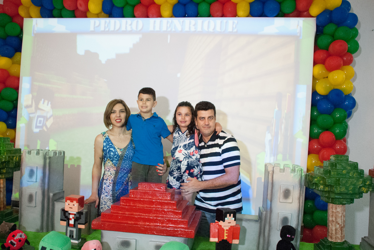 foto da família na mesa temática no Buffet Fábrica da Alegria, Morumbi, São Paulo, aniversario de Pedro Henrique, 7 anos tema da festa mini craft