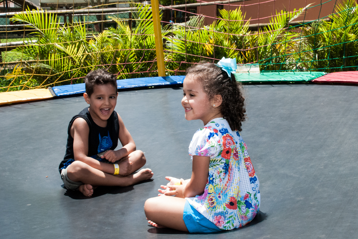 curtindo a cama elástica no Buffet Pet Zoo, Cotia, São Paulo, aniversário de Maria Clara 4 anos, Buffet Pet Zoo, Cotia, São Paulo, tema da festa Dora a Aventureira
