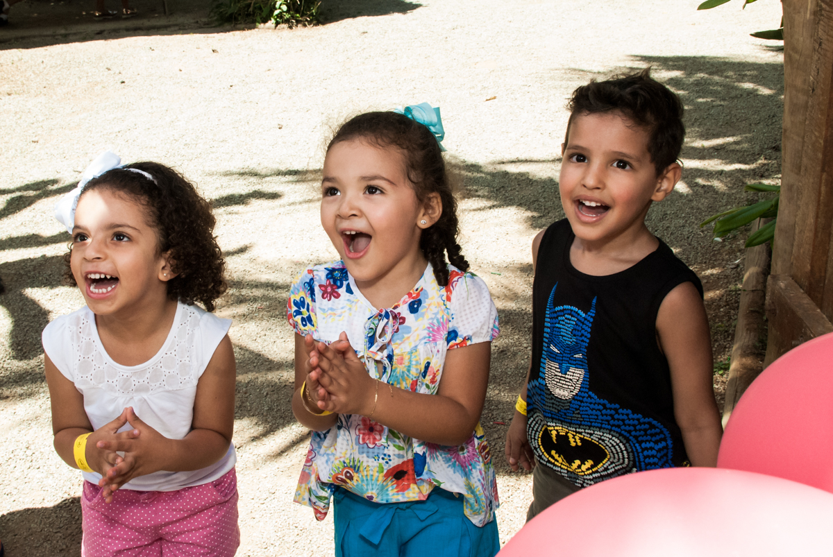 muita alegria nas brincadeiras no Buffet Pet Zoo, Cotia, São Paulo, aniversário de Maria Clara 4 anos, Buffet Pet Zoo, Cotia, São Paulo, tema da festa Dora a Aventureira