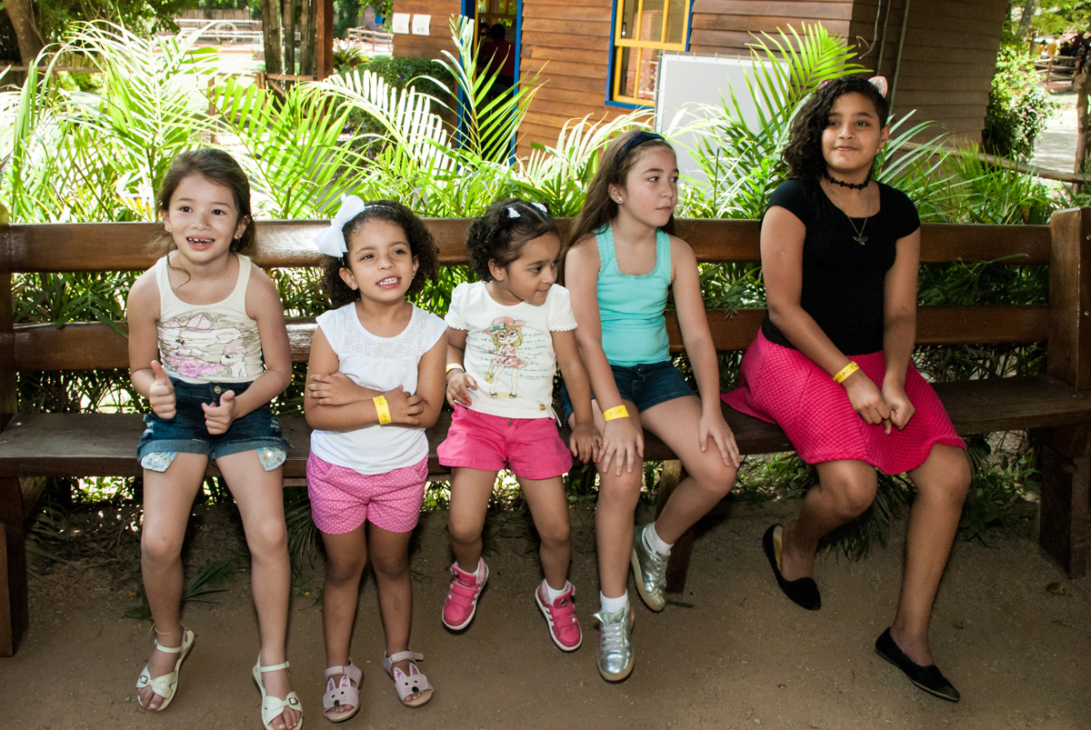 esperando na fila para andar no cavalo no Buffet Pet Zoo, Cotia, São Paulo, aniversário de Maria Clara 4 anos, Buffet Pet Zoo, Cotia, São Paulo, tema da festa Dora a Aventureira