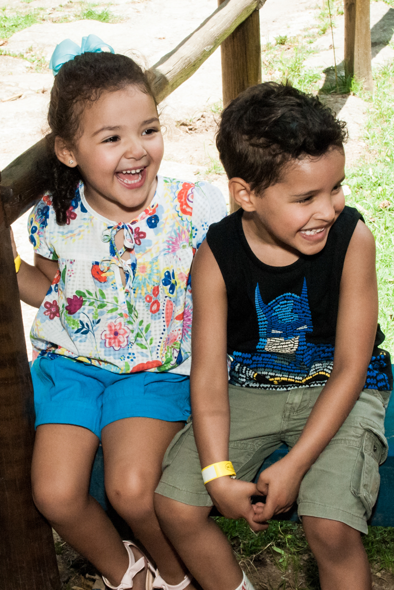 risadas gostosas no Buffet Pet Zoo, Cotia, São Paulo, aniversário de Maria Clara 4 anos, Buffet Pet Zoo, Cotia, São Paulo, tema da festa Dora a Aventureira