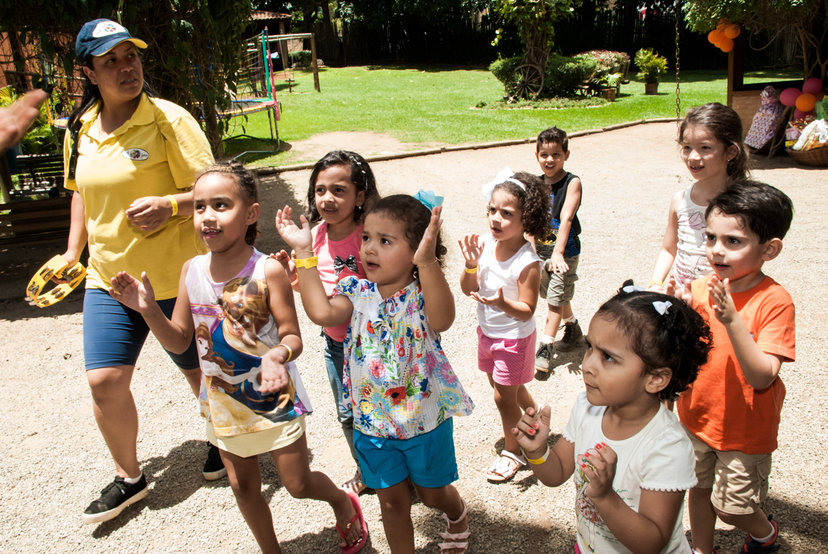 muita bagunça no Buffet Pet Zoo, Cotia, São Paulo, aniversário de Maria Clara 4 anos, Buffet Pet Zoo, Cotia, São Paulo, tema da festa Dora a Aventureira