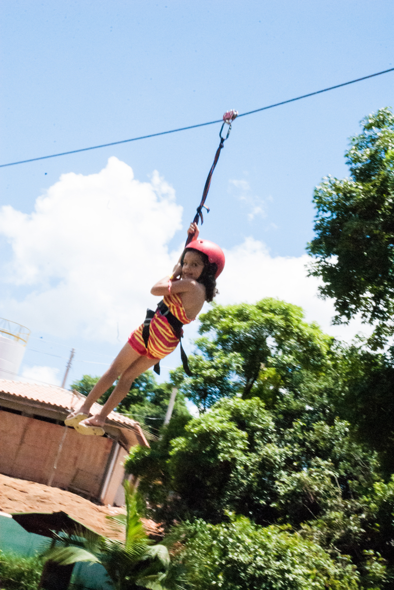 tirolesa divertida no Buffet Pet Zoo, Cotia, São Paulo, aniversário de Maria Clara 4 anos, Buffet Pet Zoo, Cotia, São Paulo, tema da festa Dora a Aventureira